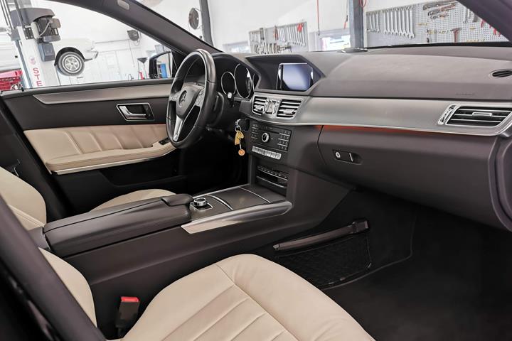 Sort Mercedes E220 fra 2015