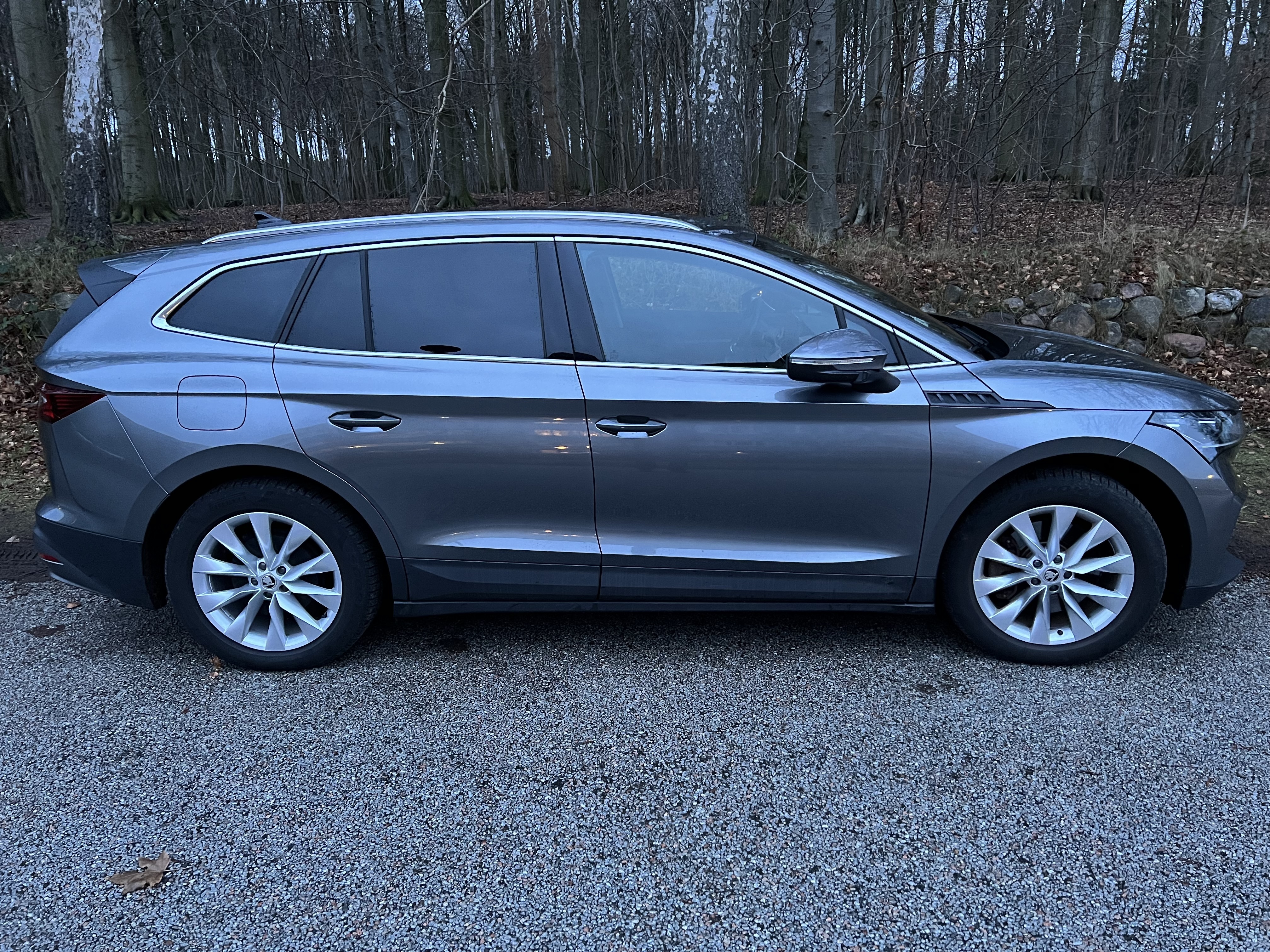 Grå Skoda Enyaq iV fra 2022