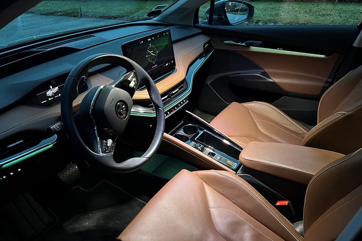 Grå Skoda Enyaq iV fra 2022