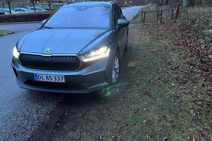 Grå Skoda Enyaq iV fra 2022