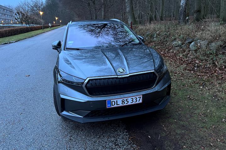 Grå Skoda Enyaq iV fra 2022