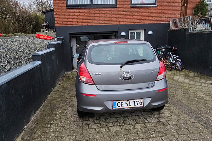 Grå Hyundai i20 fra 2014