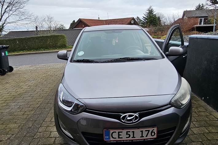 Grå Hyundai i20 fra 2014