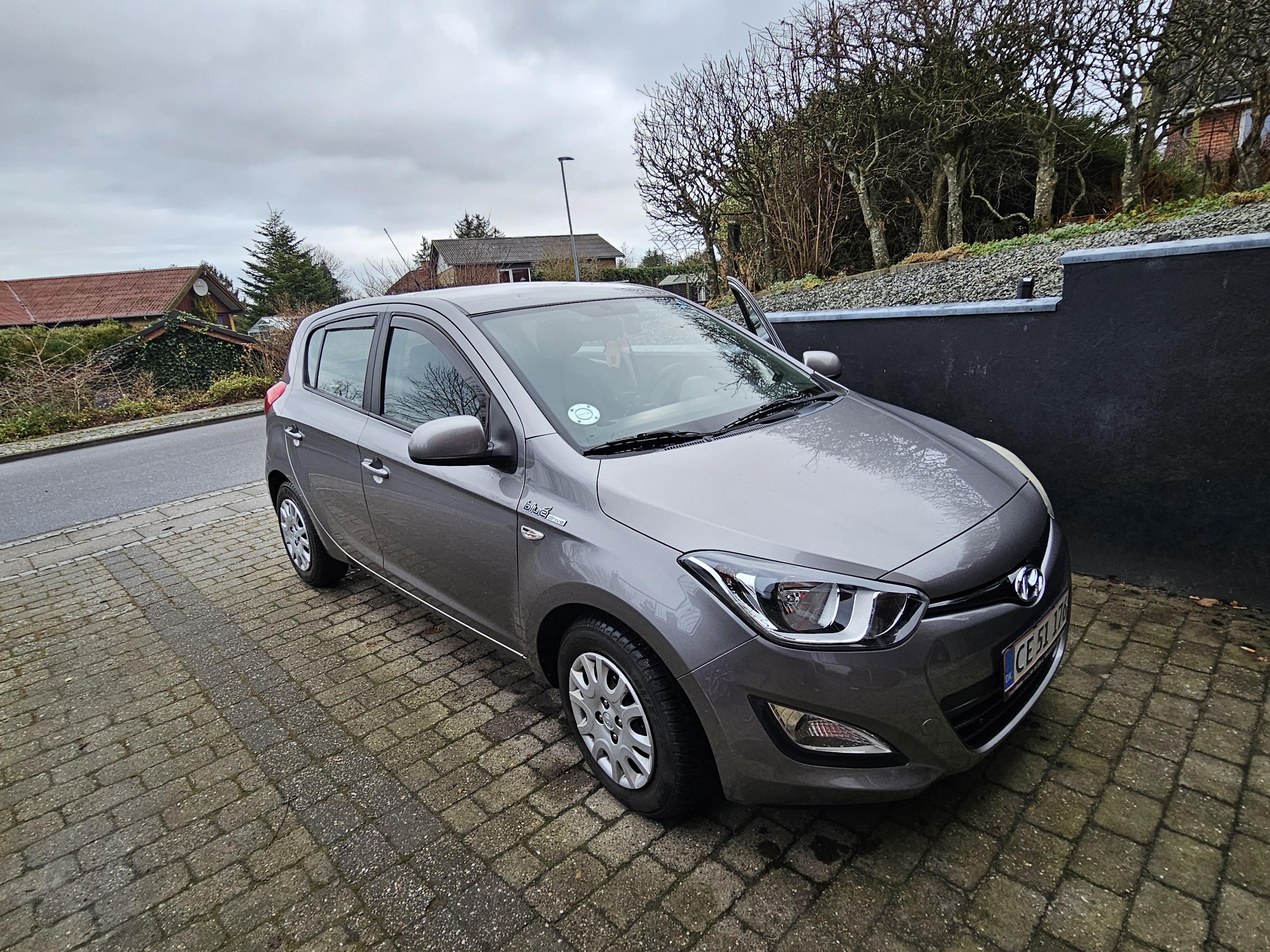 Grå Hyundai i20 fra 2014
