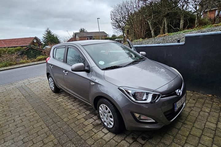 Grå Hyundai i20 fra 2014
