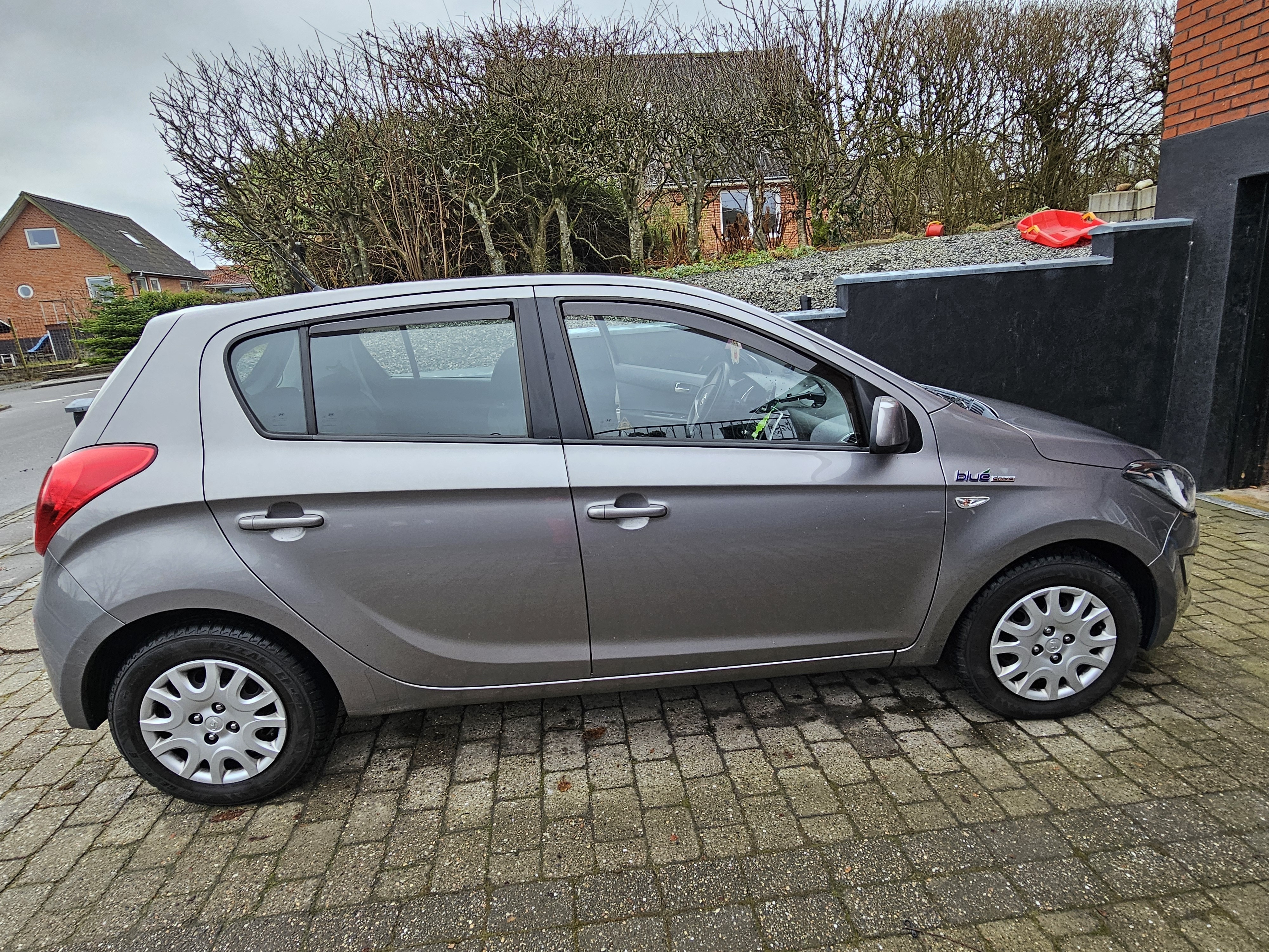 Grå Hyundai i20 fra 2014