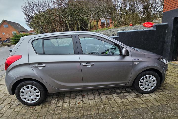 Grå Hyundai i20 fra 2014