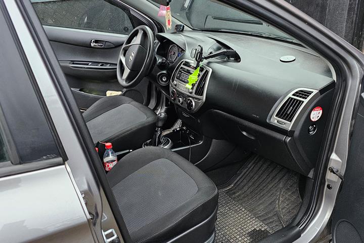 Grå Hyundai i20 fra 2014