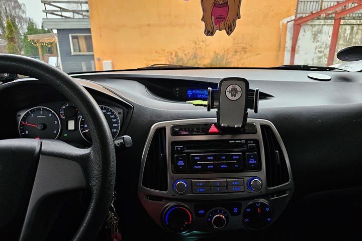 Grå Hyundai i20 fra 2014