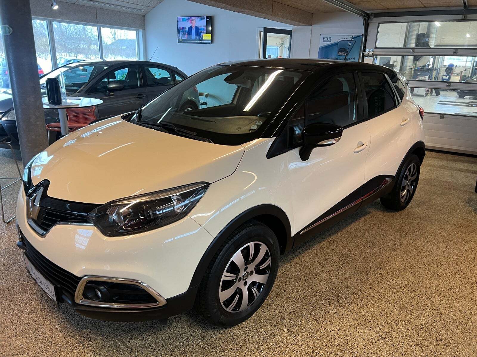 Beige Renault Captur fra 2017 set udefra