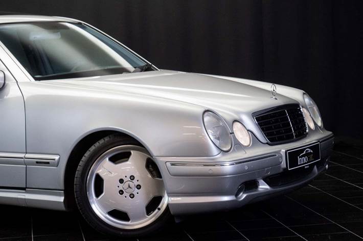 Sølv Mercedes E55 fra 2001