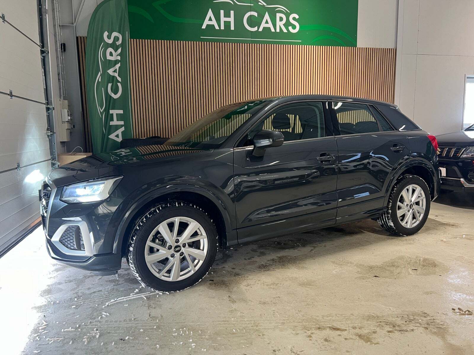 Grå Audi Q2 fra 2023
