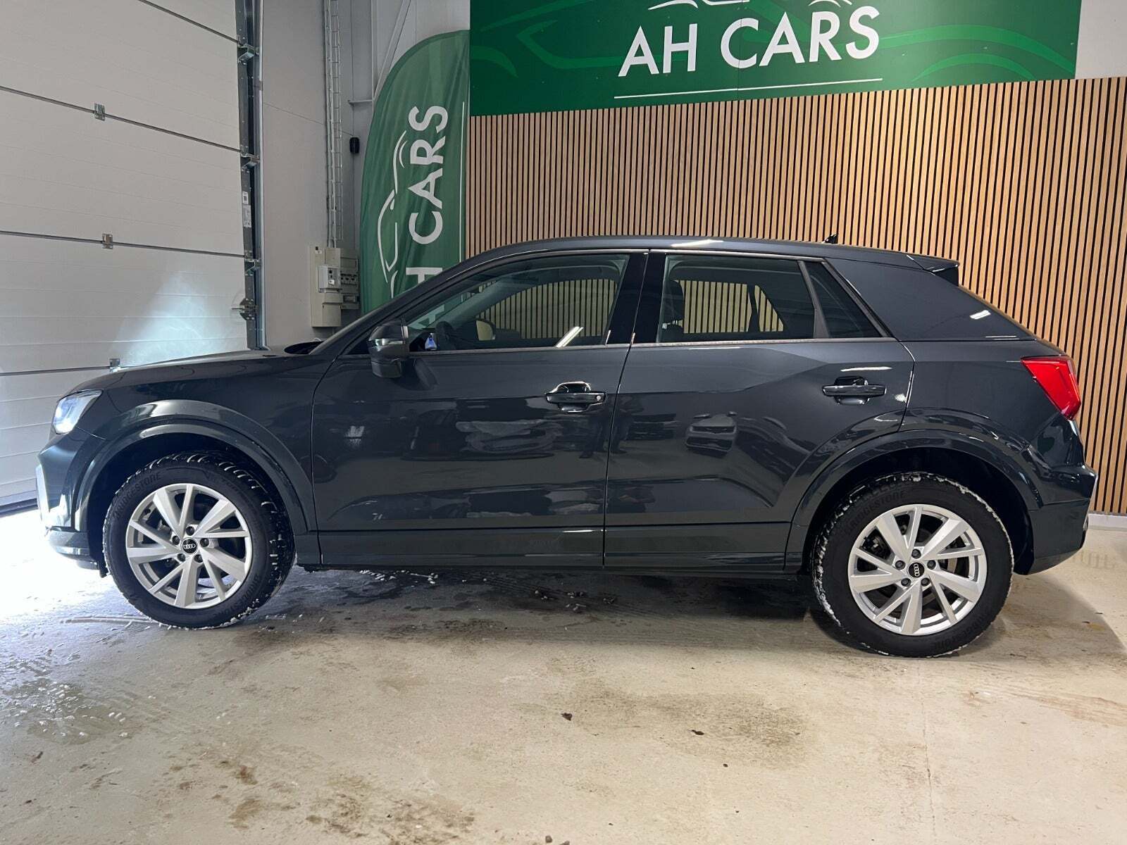 Grå Audi Q2 fra 2023