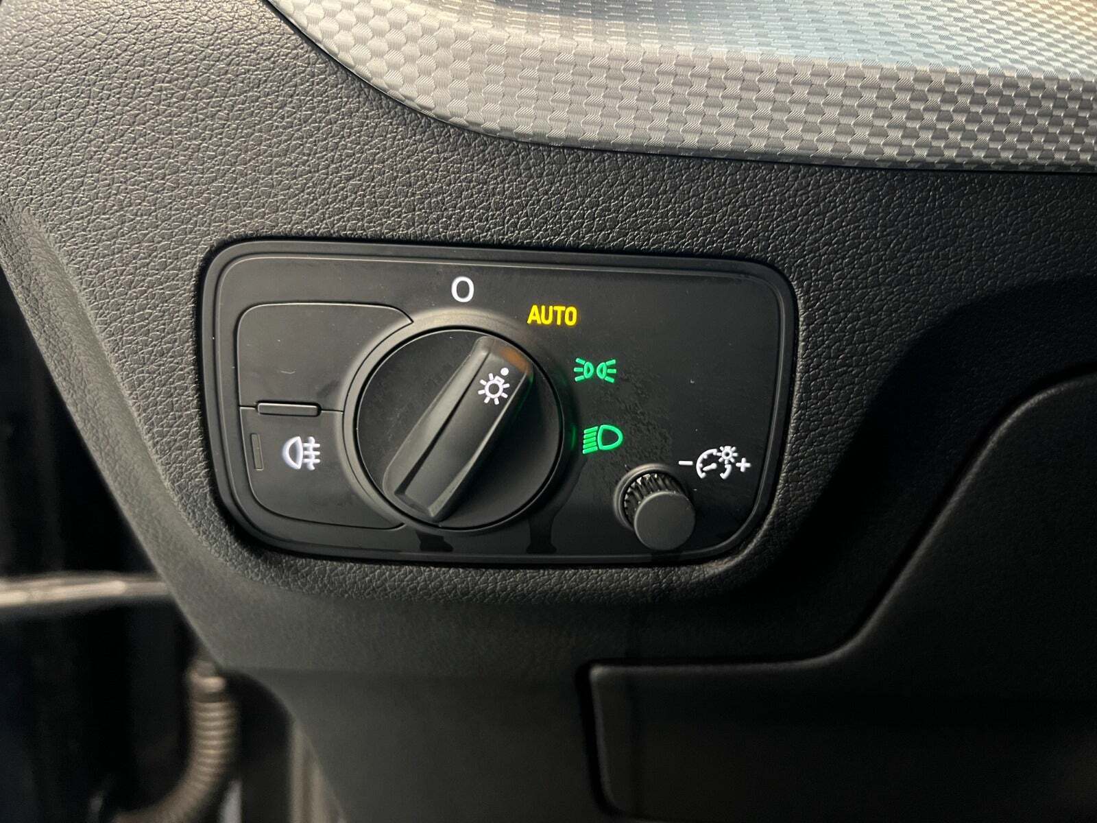 Grå Audi Q2 fra 2023