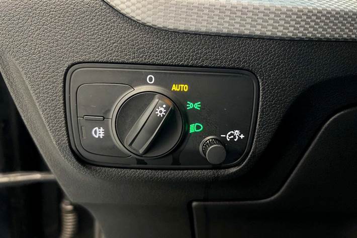 Grå Audi Q2 fra 2023