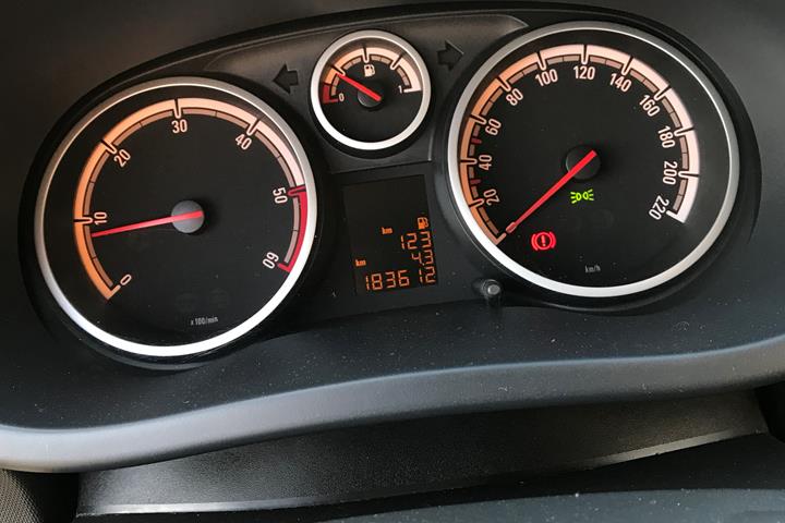 Grå Opel Corsa fra 2008