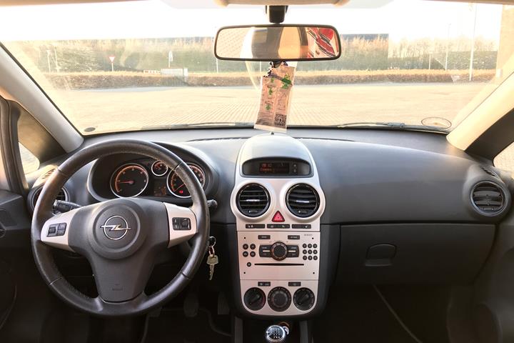 Grå Opel Corsa fra 2008