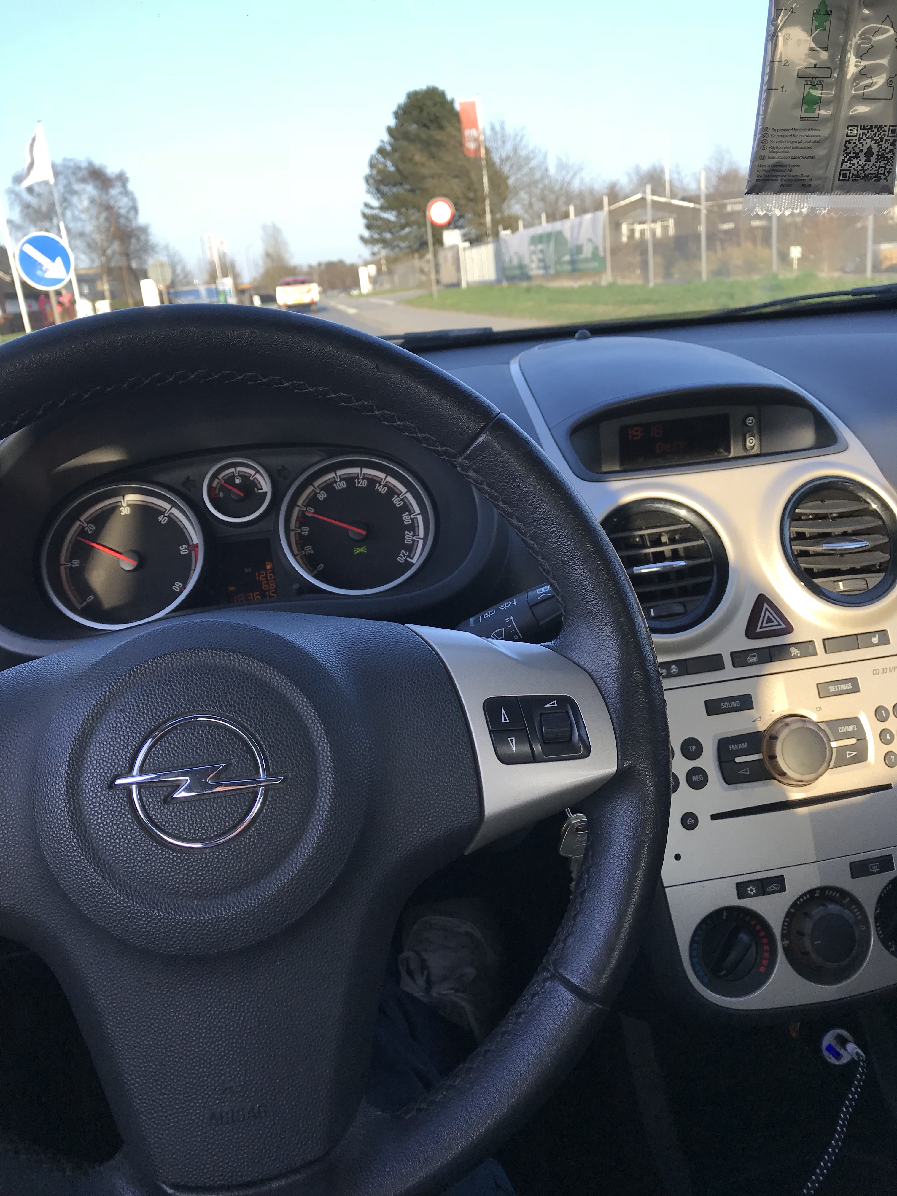 Grå Opel Corsa fra 2008