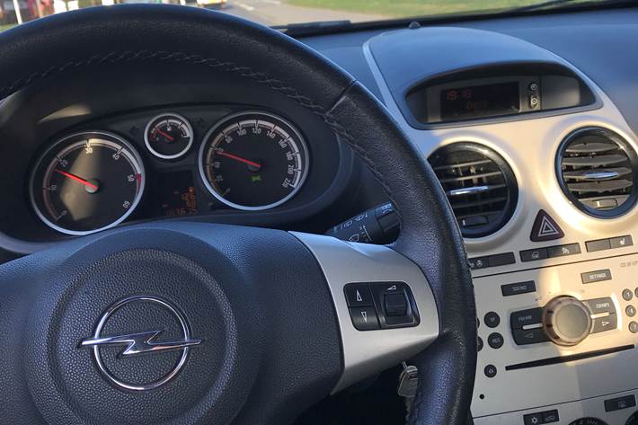 Grå Opel Corsa fra 2008