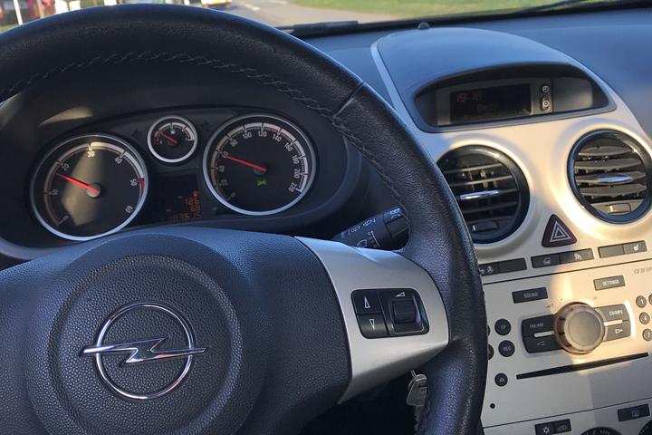 Grå Opel Corsa fra 2008