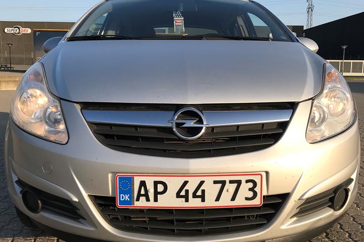 Grå Opel Corsa fra 2008