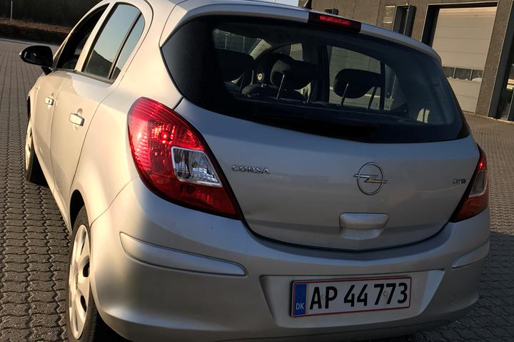 Grå Opel Corsa fra 2008