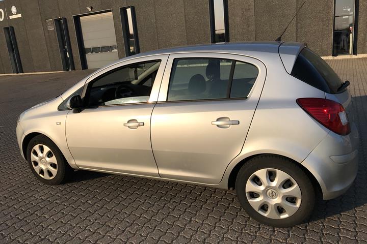 Grå Opel Corsa fra 2008