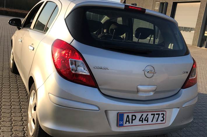 Grå Opel Corsa fra 2008