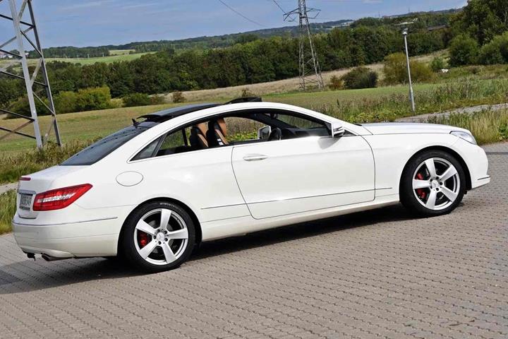 Hvid Mercedes E350 d fra 2010