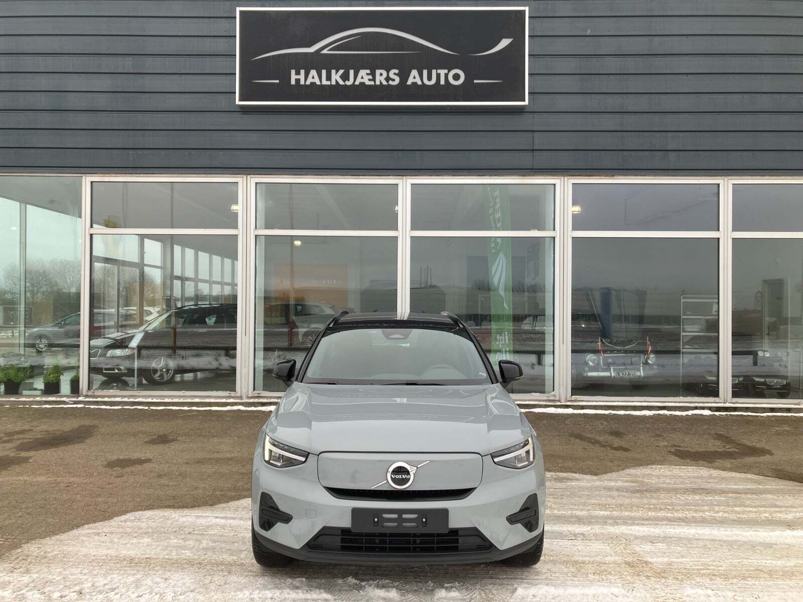 Grå Volvo XC40 fra 2024