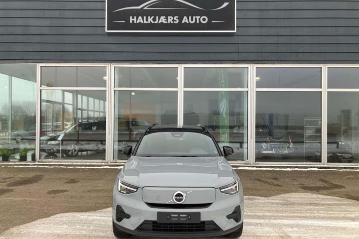 Grå Volvo XC40 fra 2024