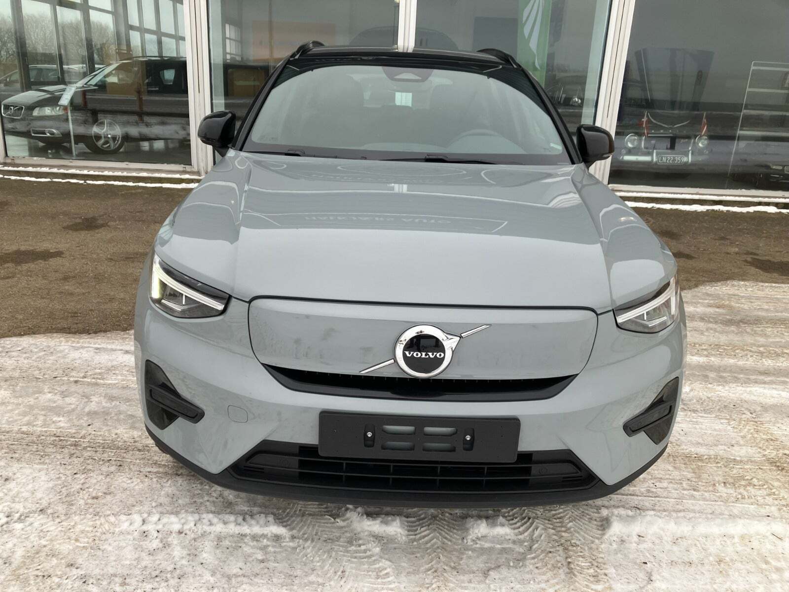 Grå Volvo XC40 fra 2024