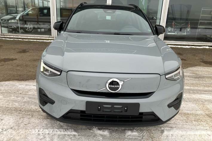 Grå Volvo XC40 fra 2024