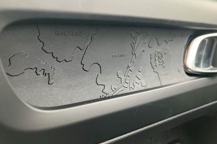 Grå Volvo XC40 fra 2024