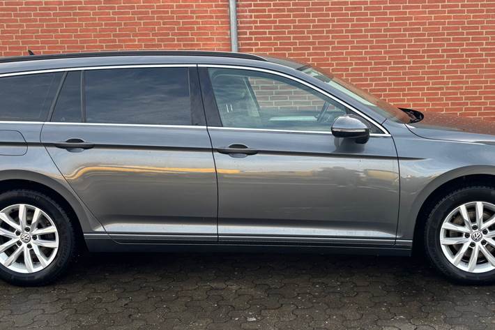 Grå VW Passat fra 2015