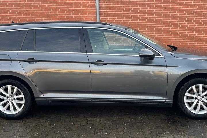 Grå VW Passat fra 2015