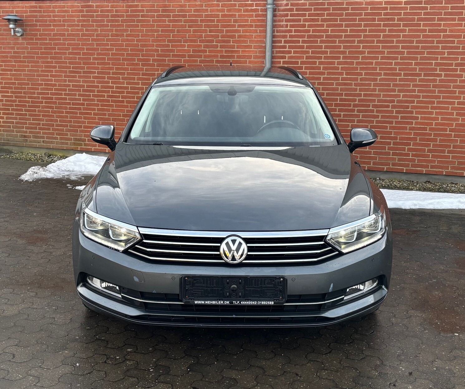 Grå VW Passat fra 2015