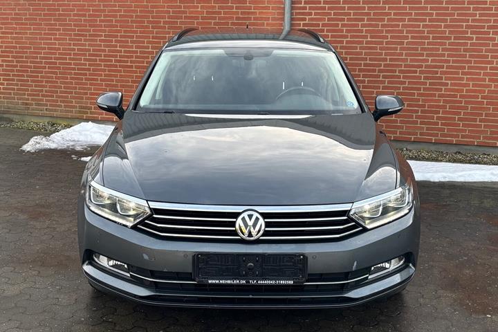 Grå VW Passat fra 2015