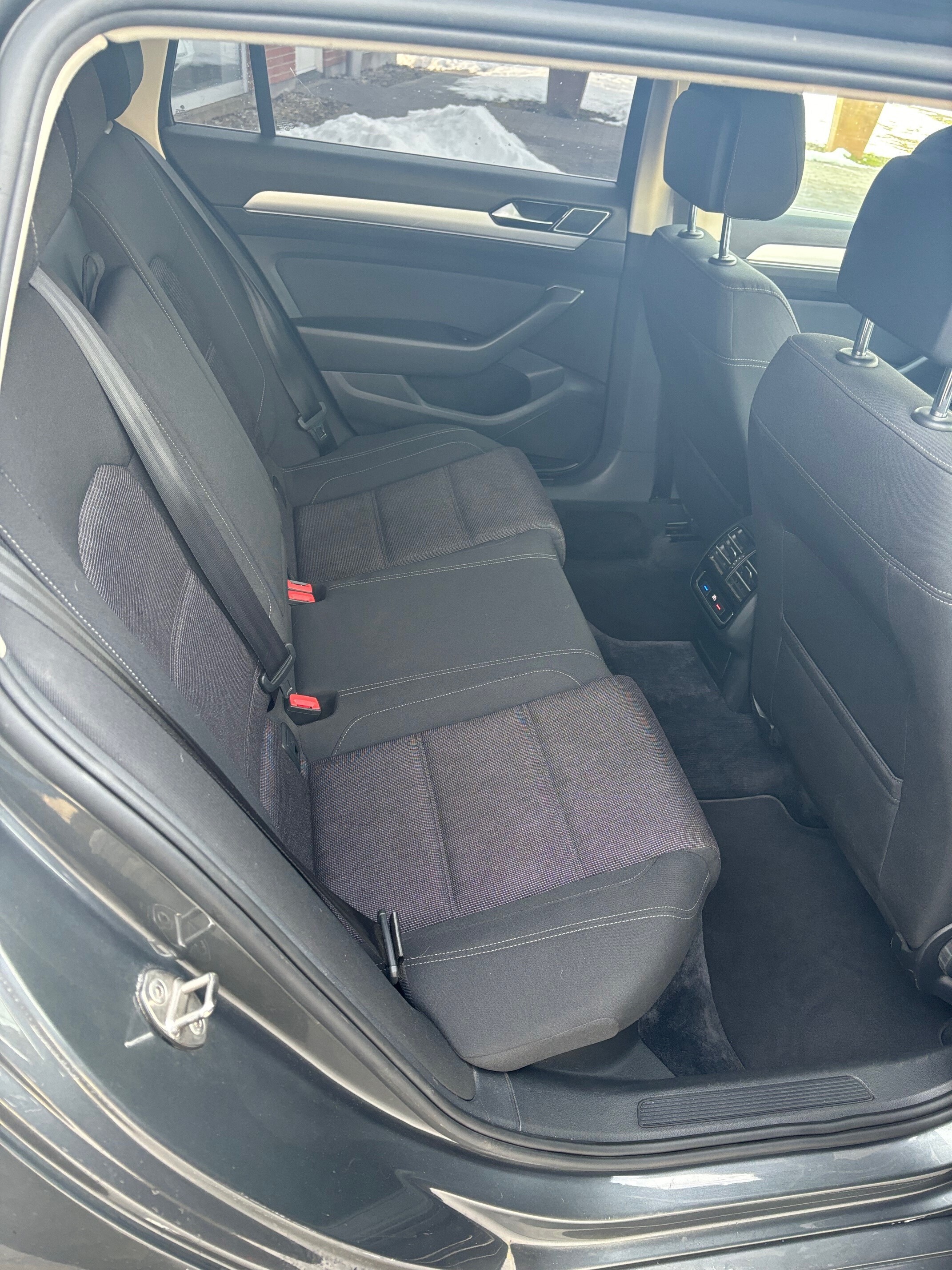 Grå VW Passat fra 2015
