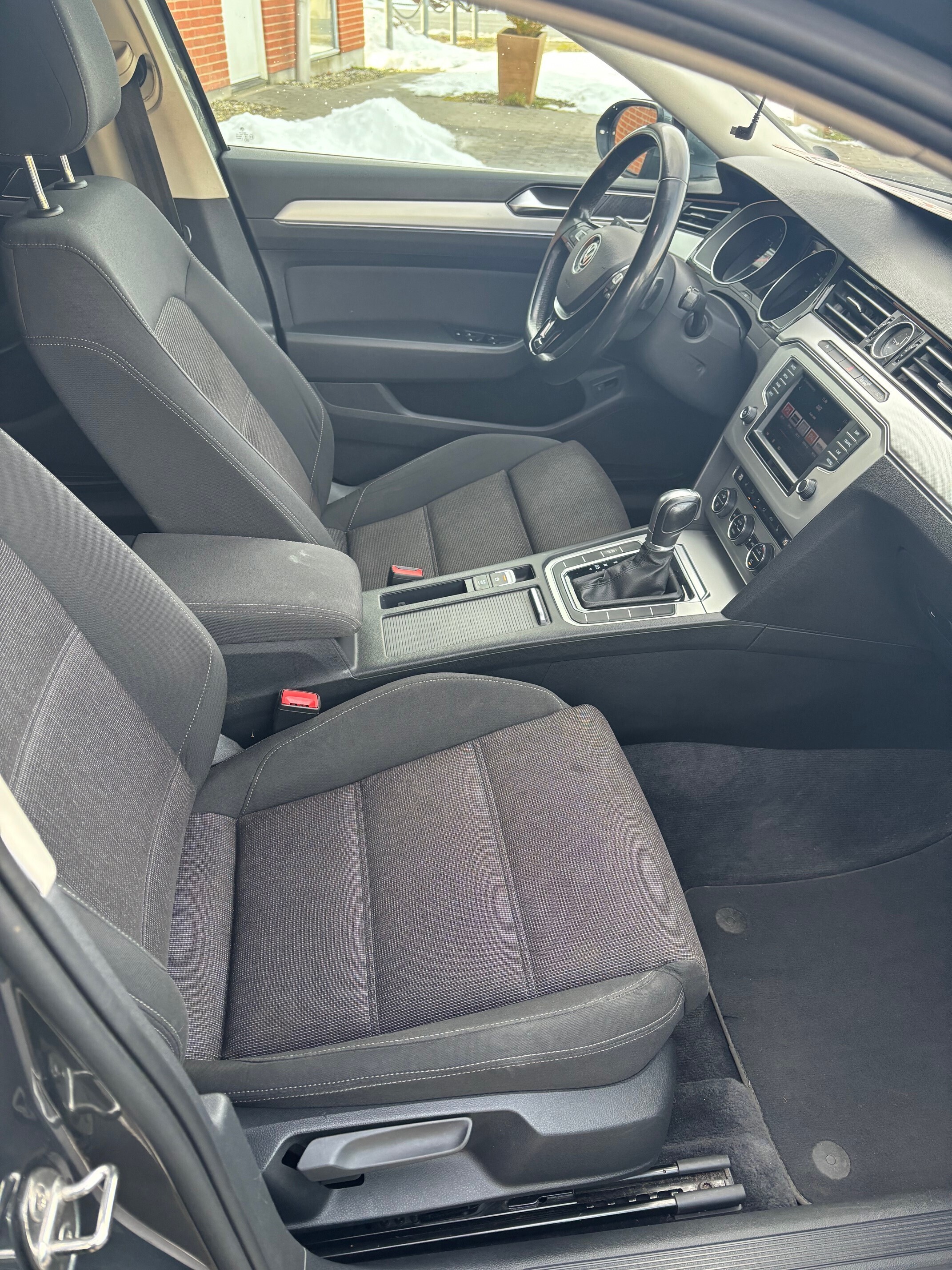 Grå VW Passat fra 2015