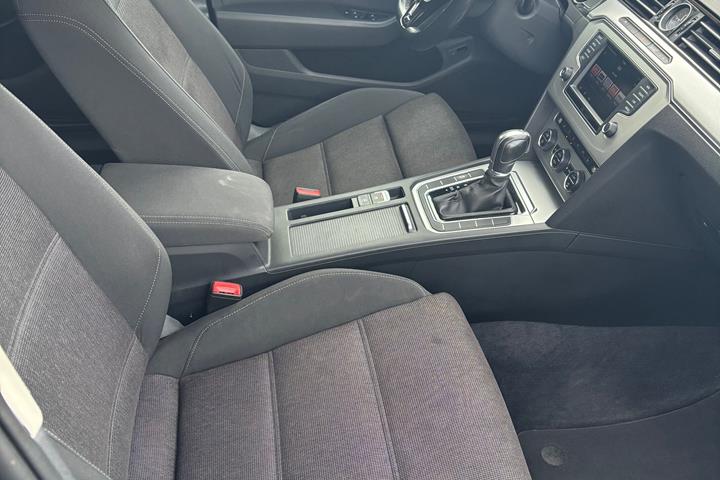 Grå VW Passat fra 2015