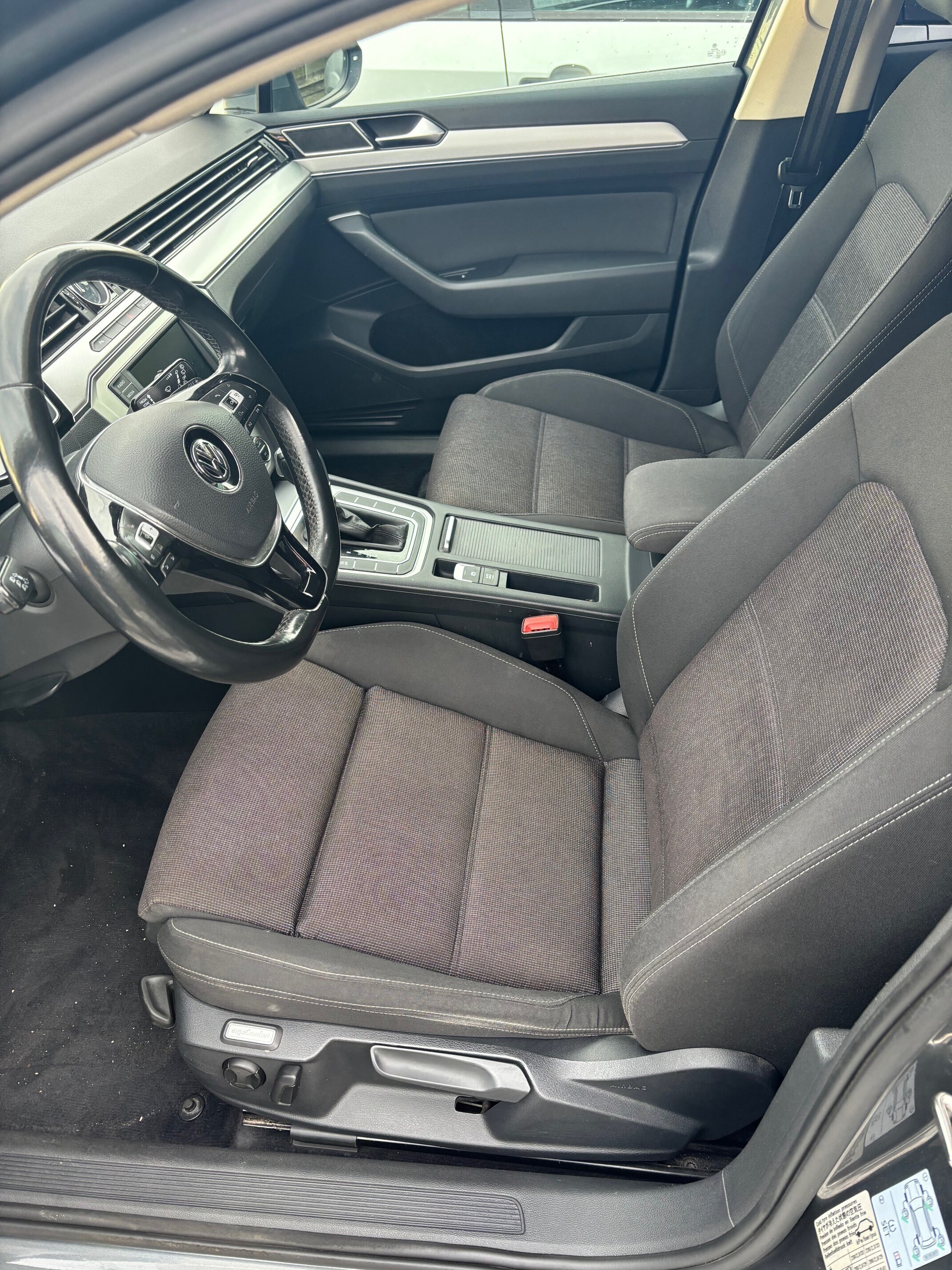 Grå VW Passat fra 2015