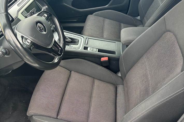 Grå VW Passat fra 2015