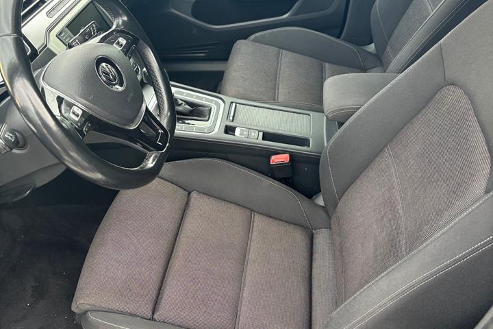 Grå VW Passat fra 2015