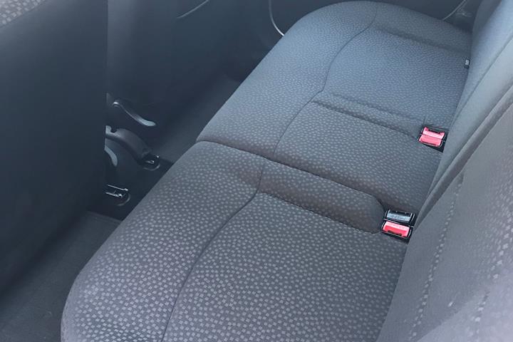 Grå Renault Clio fra 2006