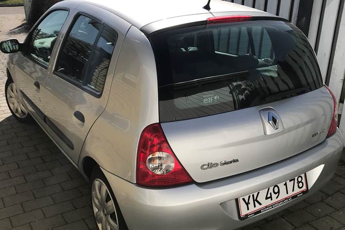 Grå Renault Clio fra 2006