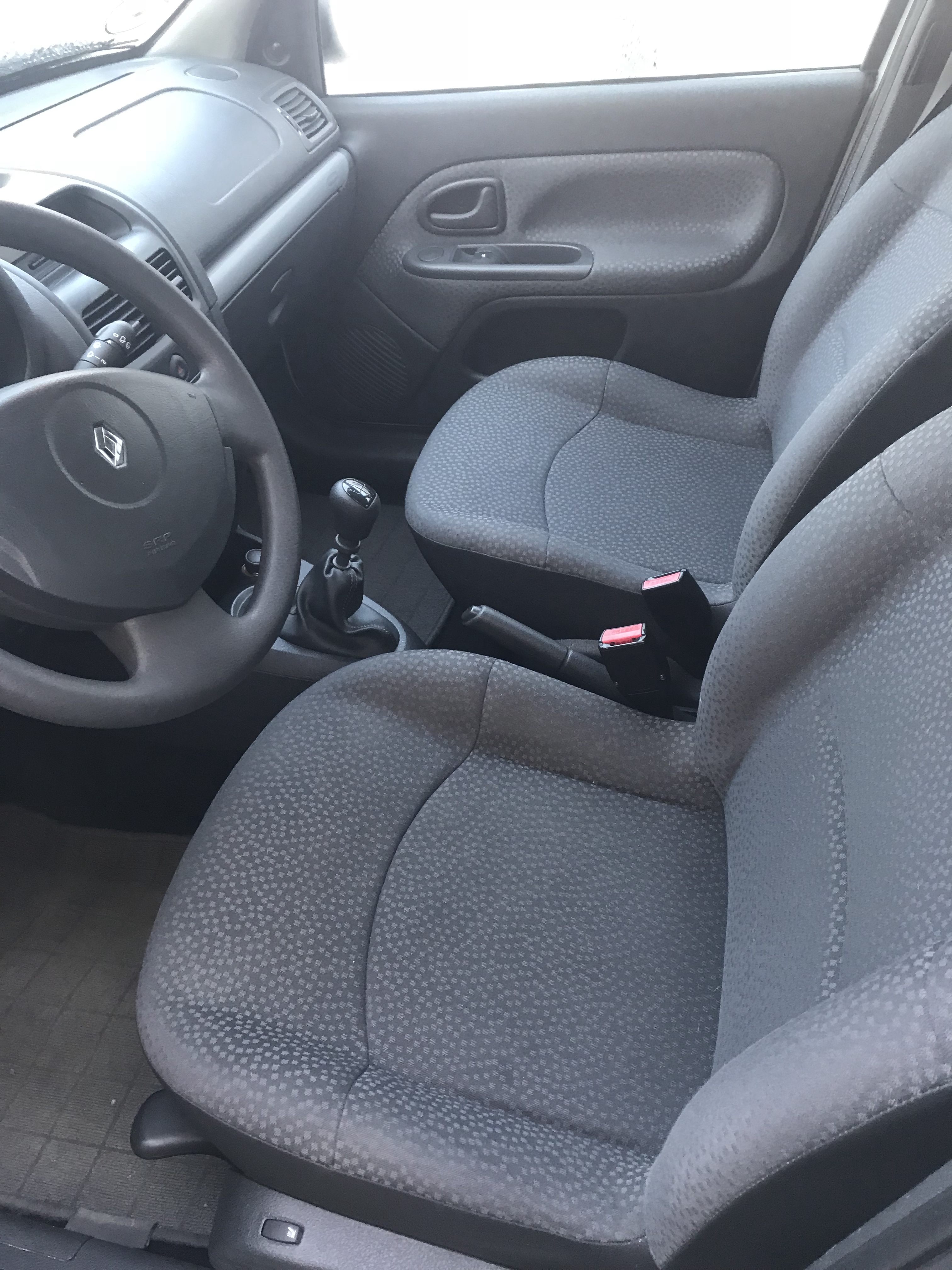 Grå Renault Clio fra 2006