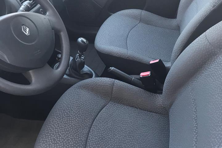 Grå Renault Clio fra 2006