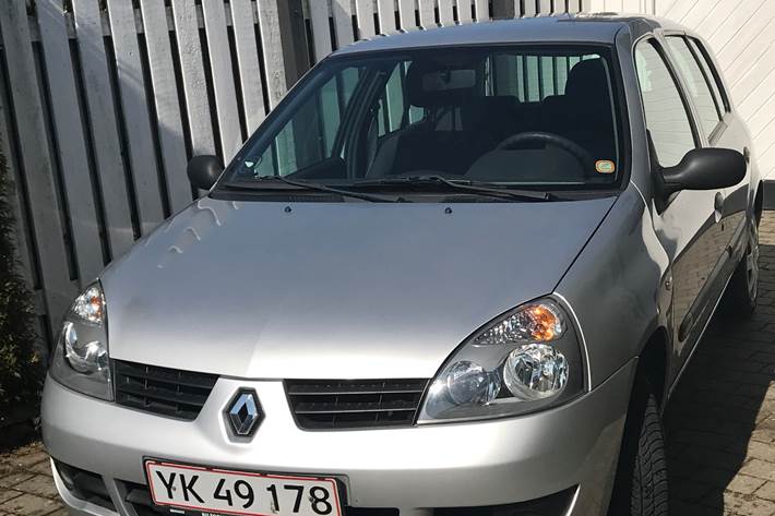 Grå Renault Clio fra 2006