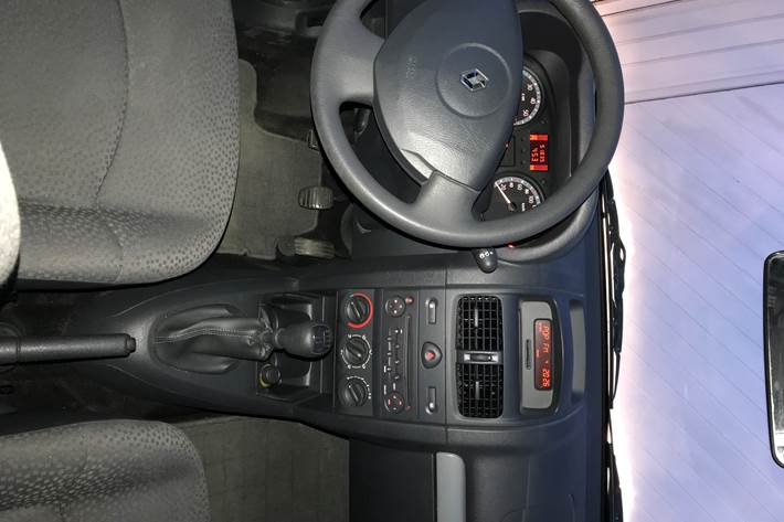 Grå Renault Clio fra 2006